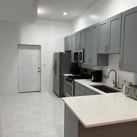 Adorable 2 Bedroom Apartment With Free Street Parking Chicago Kültér fotó